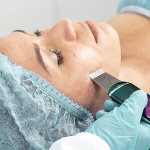 LIMPIEZA FACIAL PROFUNDA + MICRONEEDLING + BBGLOW